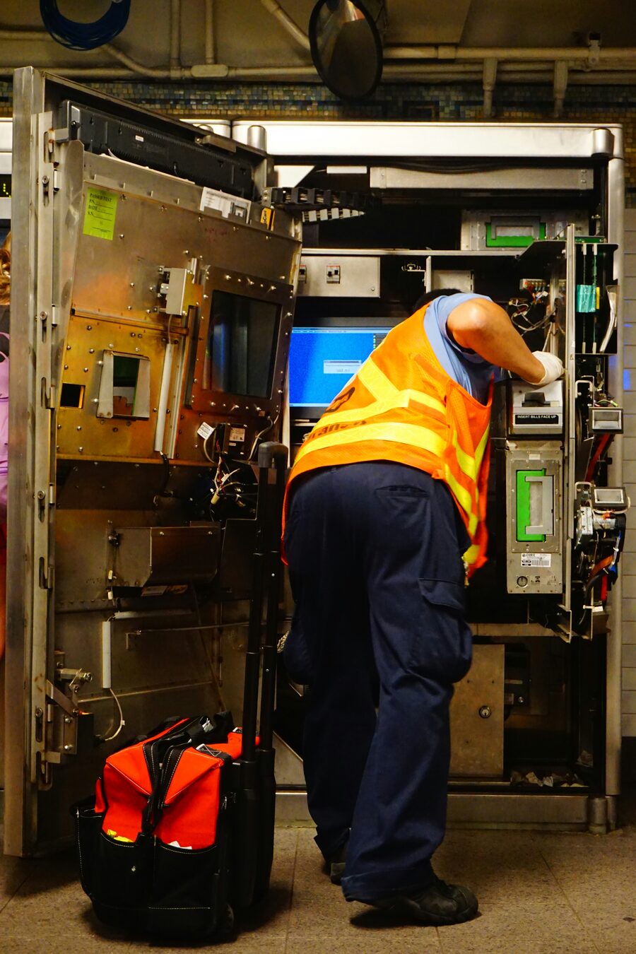 Techniker bei der Wartung einer Wärmepumpenanlage