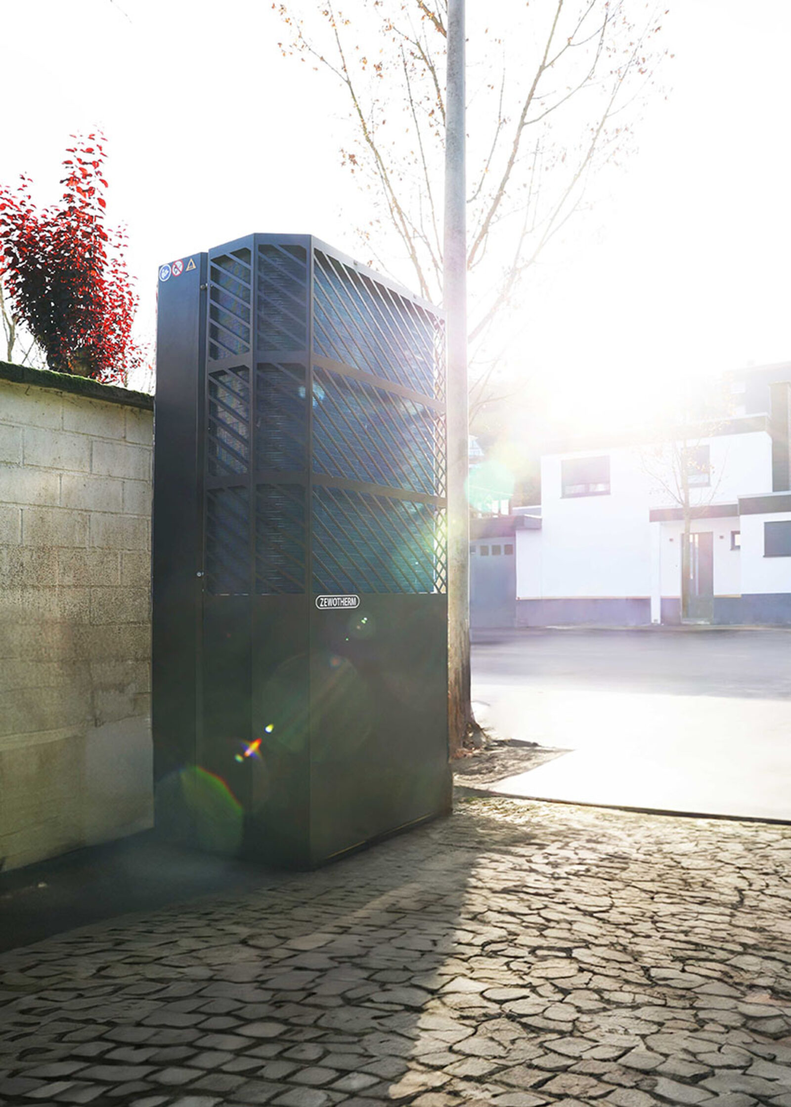 Wärmepumpe Zewotherm mit sonnigem Himmel als Hintergrund
