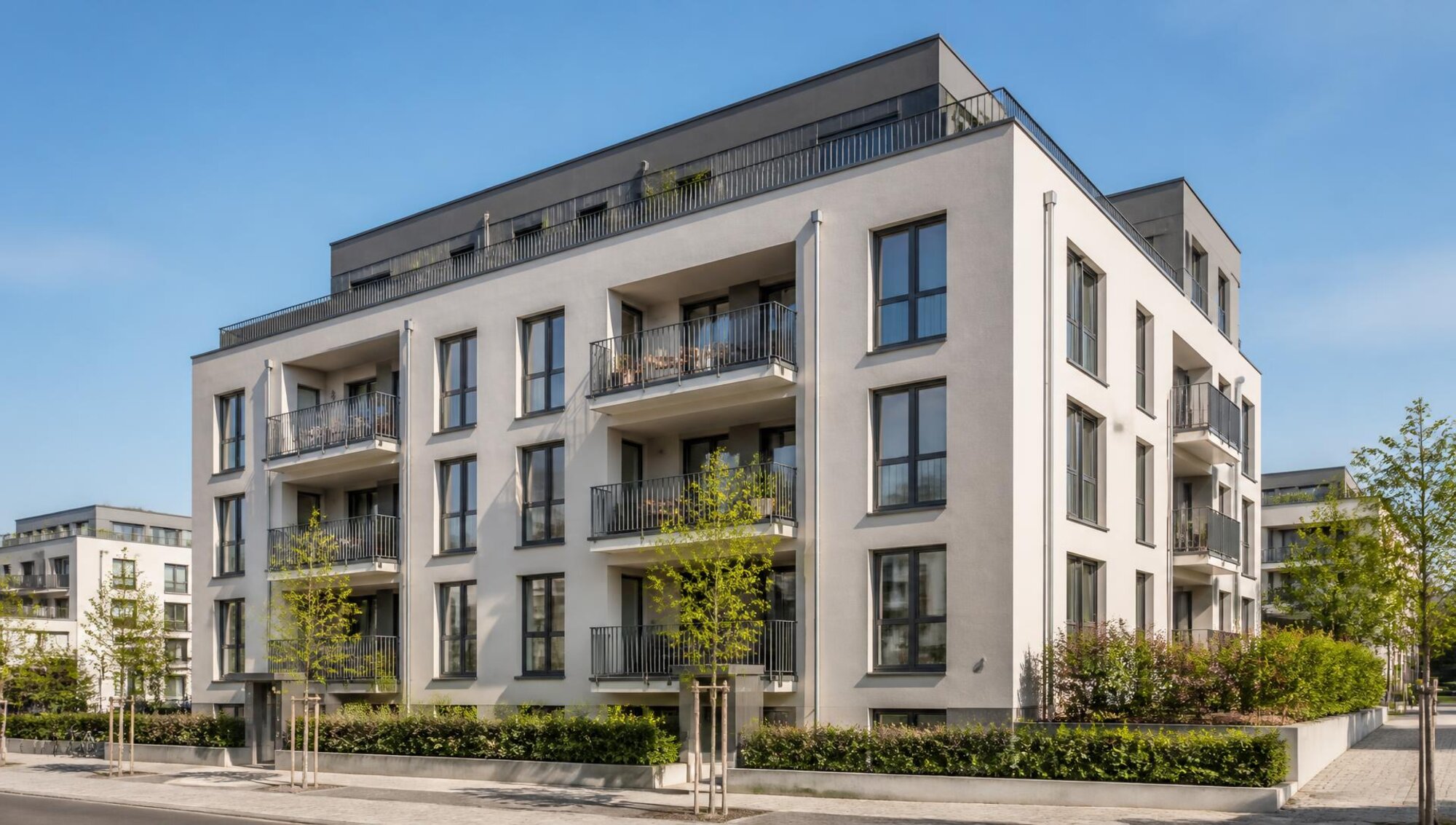 Modernes Mehrfamilienhaus, typisches Objekt für die vaestro Wärmelösung