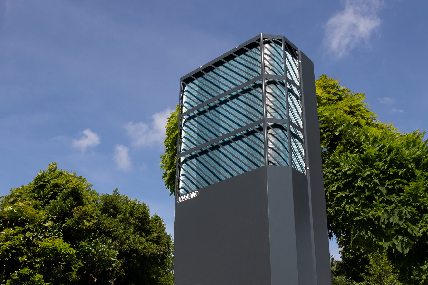 Zewotherm Lambda Wärmepumpe von vaestro vor blauem Himmel